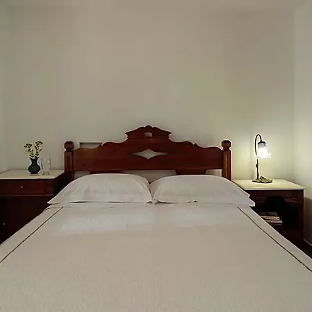 نيكوس